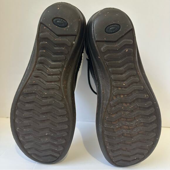 UGG Caspia Ankle Boots Black Leather size US 8 Sheepskin lined - Picture 9 of 14